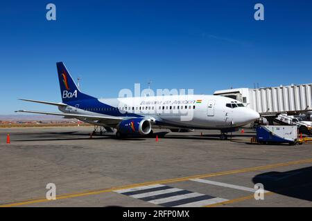Boa Boliviana de Aviacion Boeing 737, numero di registrazione CP-2553, aereo passeggeri fuori dall'edificio del terminal, aeroporto la Paz LPB / El alto, Bolivia Foto Stock