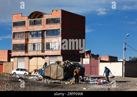 La gente del posto mette fuori la spazzatura, trabocca di rifiuti e mattoni in un povero sobborgo residenziale, il quartiere di Rio Seco, El alto, Bolivia Foto Stock