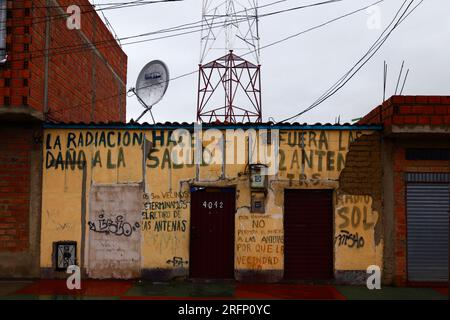 Graffiti protestando su possibili effetti sulla salute da radiazioni montanti radio e telefoni cellulari nelle vicinanze e chiedendo la loro rimozione, El alto, Bolivia Foto Stock