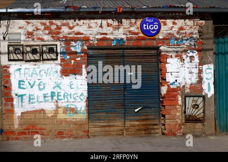 Graffiti in casa ringraziando il presidente boliviano Evo Morales per la costruzione della funivia tra la Paz e El alto, El alto, Bolivia Foto Stock