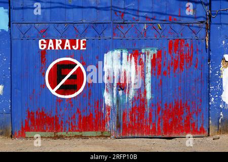 Nessun simbolo di parcheggio sulle porte del garage in metallo verniciato blu e rosso, El alto, Bolivia Foto Stock