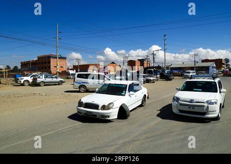 Hyundai con assale anteriore rotto al centro della strada principale che attraversa Senkata, El alto, Bolivia Foto Stock