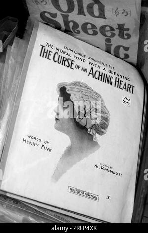 Spartiti per la canzone "The Curse of an aching Heart" stampata e pubblicata negli Stati Uniti nel 1913, in vendita in un negozio di antiquariato. Foto Stock