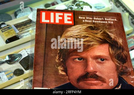 Una copia dell'edizione del 6 febbraio 1970 della rivista Life con una storia di copertina sull'attore cinematografico Robert Redford, in vendita in un negozio di antiquariato. Foto Stock