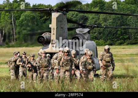 I difensori delle forze di sicurezza dell'Air Force Reserve Command sbarcano un elicottero della Guardia Nazionale dell'Ohio CH-47 Chinook il 25 luglio 2023, a Camp James A. Garfield Joint Military Training Center, Ohio. I difensori hanno partecipato a un esercizio di addestramento congiunto della forza incentrato sulla prontezza al combattimento e la loro capacità di trasformare le abilità tattiche per adattarsi alla loro missione. (STATI UNITI Foto dell'aeronautica militare di Christina Russo) Foto Stock