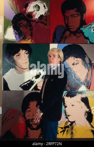 Andy Warhol in una galleria di New York con i suoi ritratti d'arte nel 1975. Warhol è stato un artista visuale, regista, produttore e figura di spicco nel movimento della pop art americana. Le sue opere esplorano il rapporto tra espressione artistica, pubblicità e cultura delle celebrità che fiorì negli anni '1960, e coprono una varietà di media, tra cui pittura, serigrafia, fotografia, film, e scultura. Alcune delle sue opere più note includono i dipinti su serigrafia Campbell's Soup Cans e Marilyn Diptych. Foto di Bernard Gotfryd Foto Stock