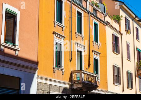 Colorato lato edificio di appartamenti a Milano Foto Stock