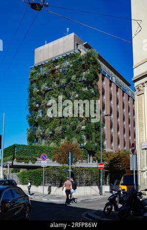 Il lato di un edificio "verde" di Milano Foto Stock