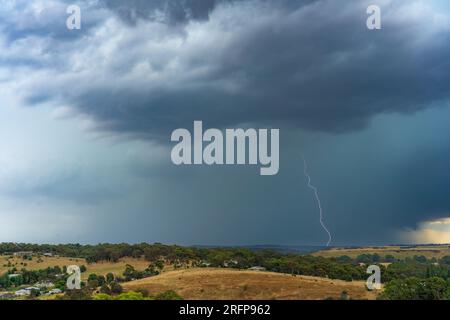 Fulmini provenienti da un temporale sulla campagna rurale di Guildford, nel centro di Victoria, Australia. Foto Stock