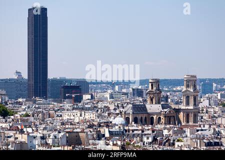 Parigi, Francia - 07 2017 luglio: Paesaggio urbano di Parigi con l'Église Saint-Sulpice in primo piano e il Tour Montparnasse sullo sfondo. Foto Stock