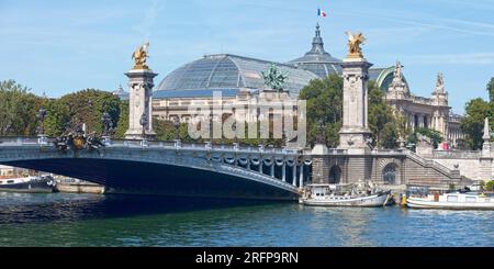 Parigi, Francia - 1 settembre 2016: Pont Alexandre III attraversa la Senna con il Grand Palais alle spalle. Foto Stock