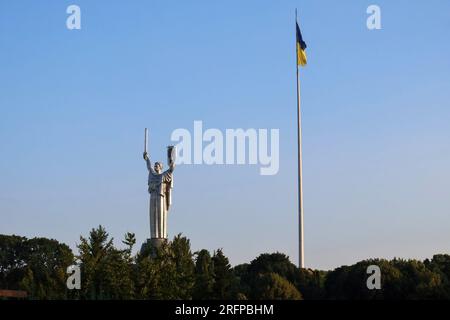 Kiev, Ucraina. 4 agosto 2023. Una vista del monumento della Patria dopo aver rimosso lo stemma sovietico e preparato per l'installazione dello stemma dell'Ucraina a Kiev. I lavoratori smantellano l'emblema di Stato dell'Unione Sovietica sullo scudo del Monumento della Patria. Il simbolo sovietico sarà sostituito dal Tryzub ucraino oggi a Kiev. Credito: SOPA Images Limited/Alamy Live News Foto Stock