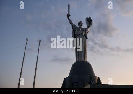 Kiev, Ucraina. 4 agosto 2023. Una vista del monumento della Patria dopo aver rimosso lo stemma sovietico e preparato per l'installazione dello stemma dell'Ucraina a Kiev. I lavoratori smantellano l'emblema di Stato dell'Unione Sovietica sullo scudo del Monumento della Patria. Il simbolo sovietico sarà sostituito dal Tryzub ucraino oggi a Kiev. Credito: SOPA Images Limited/Alamy Live News Foto Stock