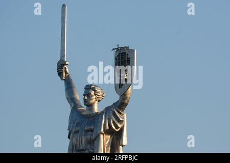 Kiev, Ucraina. 4 agosto 2023. Una vista del monumento della Patria dopo aver rimosso lo stemma sovietico e preparato per l'installazione dello stemma dell'Ucraina a Kiev. I lavoratori smantellano l'emblema di Stato dell'Unione Sovietica sullo scudo del Monumento della Patria. Il simbolo sovietico sarà sostituito dal Tryzub ucraino oggi a Kiev. Credito: SOPA Images Limited/Alamy Live News Foto Stock