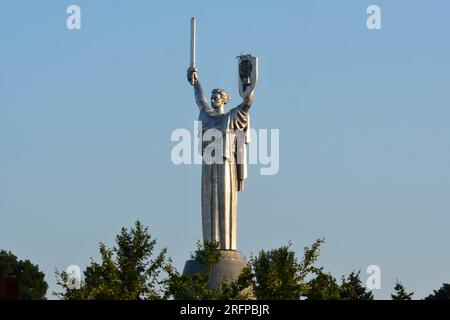 Kiev, Ucraina. 4 agosto 2023. Una vista del monumento della Patria dopo aver rimosso lo stemma sovietico e preparato per l'installazione dello stemma dell'Ucraina a Kiev. I lavoratori smantellano l'emblema di Stato dell'Unione Sovietica sullo scudo del Monumento della Patria. Il simbolo sovietico sarà sostituito dal Tryzub ucraino oggi a Kiev. Credito: SOPA Images Limited/Alamy Live News Foto Stock