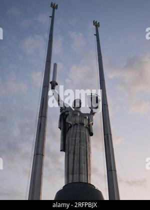 Kiev, Ucraina. 4 agosto 2023. Una vista del monumento della Patria dopo aver rimosso lo stemma sovietico e preparato per l'installazione dello stemma dell'Ucraina a Kiev. I lavoratori smantellano l'emblema di Stato dell'Unione Sovietica sullo scudo del Monumento della Patria. Il simbolo sovietico sarà sostituito dal Tryzub ucraino oggi a Kiev. Credito: SOPA Images Limited/Alamy Live News Foto Stock