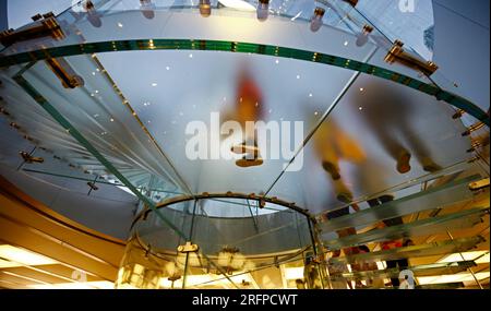 Moderna scala di vetro silhouette di persone a piedi in Shanghai cina. Foto Stock