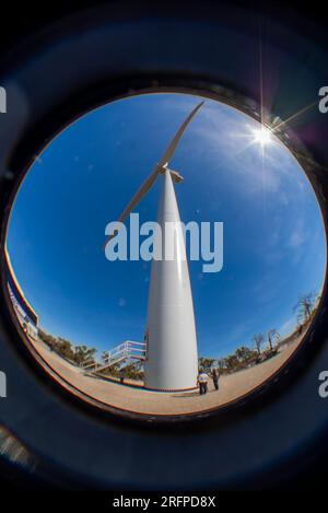 Turbine Tower, Mt Emerald Windfarm, fotografato con un adattatore fisheye, Walkamin, Australia. Foto Stock