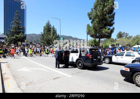 Los Angeles, CA. 4 agosto 2023. La polizia ha chiuso Lankershim Blvd per sciopero in presenza per SAG-AFTRA e WGA host Strikers alla protesta Picket Line agli Universal Studios, Universal City, Los Angeles, CA 4 agosto 2023. Crediti: Priscilla Grant/Everett Collection/Alamy Live News Foto Stock