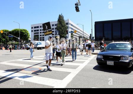 Los Angeles, CA. 4 agosto 2023. La polizia ha chiuso Lankershim Blvd per sciopero in presenza per SAG-AFTRA e WGA host Strikers alla protesta Picket Line agli Universal Studios, Universal City, Los Angeles, CA 4 agosto 2023. Crediti: Priscilla Grant/Everett Collection/Alamy Live News Foto Stock