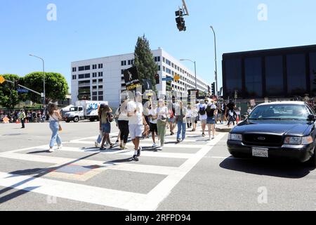 Los Angeles, CA. 4 agosto 2023. La polizia ha chiuso Lankershim Blvd per sciopero in presenza per SAG-AFTRA e WGA host Strikers alla protesta Picket Line agli Universal Studios, Universal City, Los Angeles, CA 4 agosto 2023. Crediti: Priscilla Grant/Everett Collection/Alamy Live News Foto Stock