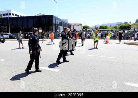 Los Angeles, CA. 4 agosto 2023. La polizia ha chiuso Lankershim Blvd per sciopero in presenza per SAG-AFTRA e WGA host Strikers alla protesta Picket Line agli Universal Studios, Universal City, Los Angeles, CA 4 agosto 2023. Crediti: Priscilla Grant/Everett Collection/Alamy Live News Foto Stock