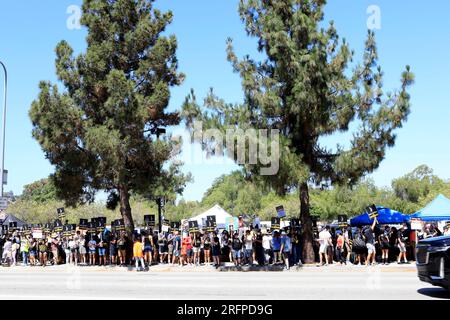 Los Angeles, CA. 4 agosto 2023. Strikers in presenza per SAG-AFTRA e WGA host Strikers alla Picket Line Protest agli Universal Studios, Universal City, Los Angeles, CA 4 agosto 2023. Crediti: Priscilla Grant/Everett Collection/Alamy Live News Foto Stock