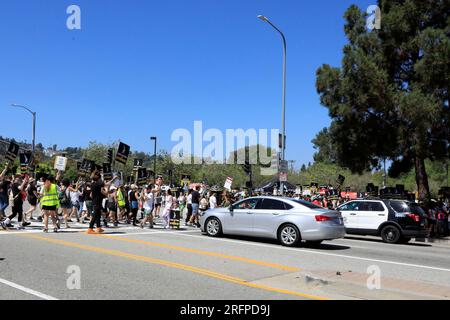 Los Angeles, CA. 4 agosto 2023. Strikers in presenza per SAG-AFTRA e WGA host Strikers alla Picket Line Protest agli Universal Studios, Universal City, Los Angeles, CA 4 agosto 2023. Crediti: Priscilla Grant/Everett Collection/Alamy Live News Foto Stock