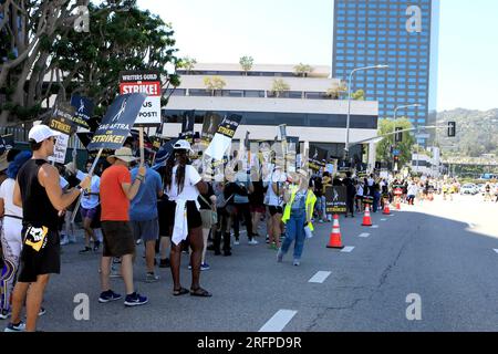 Los Angeles, CA. 4 agosto 2023. Strikers in presenza per SAG-AFTRA e WGA host Strikers alla Picket Line Protest agli Universal Studios, Universal City, Los Angeles, CA 4 agosto 2023. Crediti: Priscilla Grant/Everett Collection/Alamy Live News Foto Stock