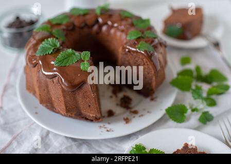 Torta al cioccolato con glassa di ganache al cioccolato Foto Stock