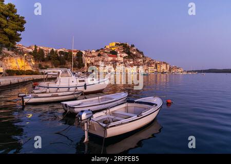 Città vecchia di Sibenik al tramonto, Croazia Foto Stock