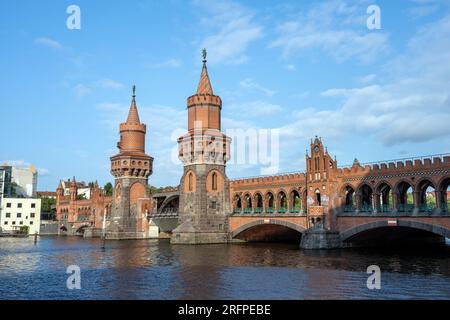 Il famoso Oberbaumbruecke dall'altra parte del fiume Sprea a Berlino, in tedesco Foto Stock