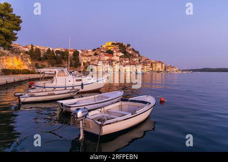 Città vecchia di Sibenik al tramonto, Croazia Foto Stock