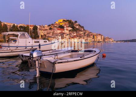 Città vecchia di Sibenik al tramonto, Croazia Foto Stock