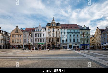 Case antiche panoramiche sulla piazza della città vecchia di Liberec, nella Repubblica Ceca. Foto Stock