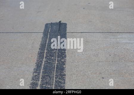 I contrassegni dei freni pneumatici lunghi indicano il pericolo e la sicurezza dell'uso della vettura e della strada. Foto Stock