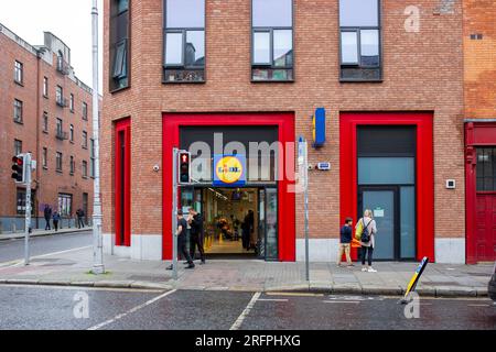 Dublino, Irlanda - 23 luglio 2023: Esterno del supermercato Lidl nel centro della città Foto Stock