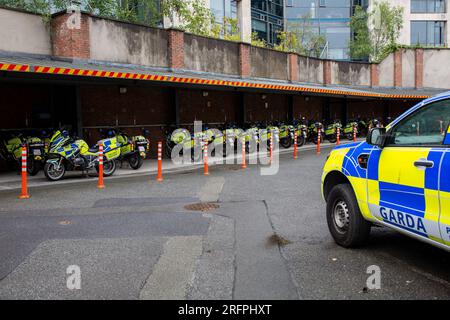 Dublino, Irlanda - 23 luglio 2023: Veicoli della polizia irlandese parcheggiati nella stazione di Garda Foto Stock