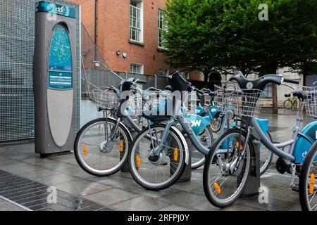 Dublino, Irlanda - 23 luglio 2023: Ora noleggio biciclette nel centro di Dublino Foto Stock
