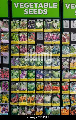 Wicklow, Irlanda - 15 luglio 2023: I pacchetti di sementi sono esposti in vendita nel centro di giardinaggio Foto Stock