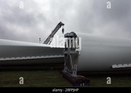 Fuchstal, Germania. 5 agosto 2023. Le pale del rotore di una turbina eolica sono pronte per il montaggio sotto un cielo nuvoloso la mattina presto. Credito: Karl-Josef Hildenbrand/dpa/Alamy Live News Foto Stock