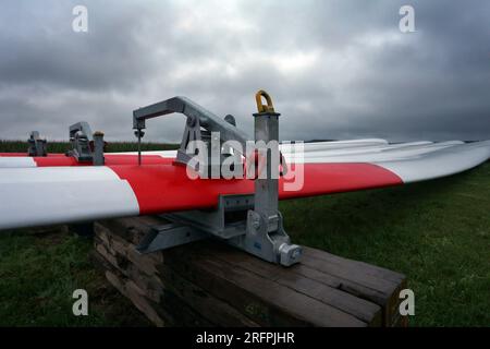 Fuchstal, Germania. 5 agosto 2023. Le pale del rotore di una turbina eolica sono pronte per il montaggio sotto un cielo nuvoloso la mattina presto. Credito: Karl-Josef Hildenbrand/dpa/Alamy Live News Foto Stock