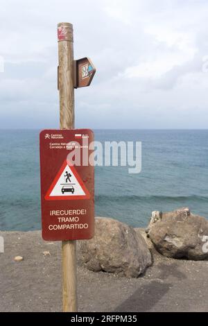 Cartello segnaletico sul sentiero naturalistico a Faro Punta de Jandia a Fuerteventura, Isole Canarie, Spagna Foto Stock