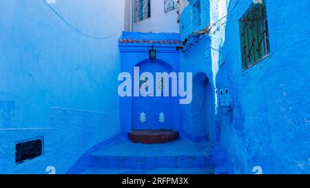 Immergiti nell'atmosfera da sogno delle strade labirintiche di Chefchaouen, dipinte in accattivanti tonalità blu. Foto Stock