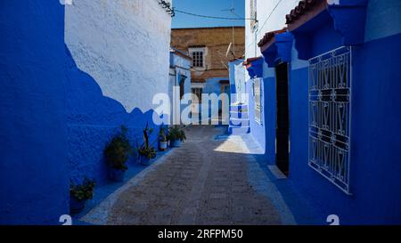 Perditi nella magia dei vicoli acciottolati di Chefchaouen, rivelando i tesori nascosti del Marocco Foto Stock
