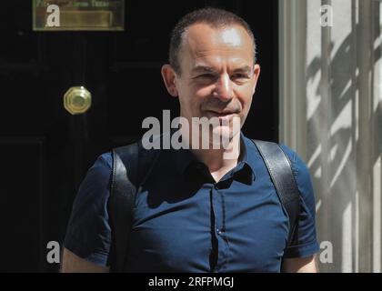 Martin Lewis CBE, giornalista finanziario e fondatore di MoneySavingExpert a Downing Street, Londra, Regno Unito Foto Stock