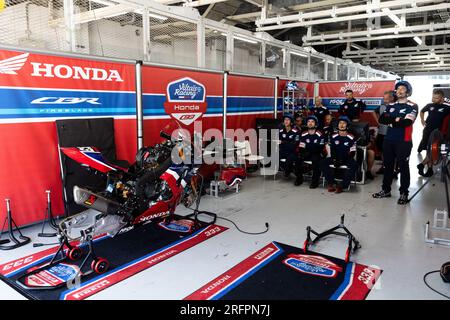 Suzuka, Giappone, 5 agosto 2023. Pit crew del Team HONDA VILTAIS IN GARA durante la 44A Coca-Cola Suzuka 8hr Endurance Race 2023, Suzuka Giappone. Crediti: Ivica Glavas/Speed Media/Alamy Live News Foto Stock