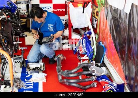 Suzuka, Giappone, 5 agosto 2023. Meccanico di squadra durante la 44A Coca-Cola Suzuka 8hr Endurance Race 2023, Suzuka Giappone. Crediti: Ivica Glavas/Speed Media/Alamy Live News Foto Stock