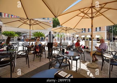 Cafe, Piazza Vittorio Veneto, Matera, Basilicata, Italia Foto Stock