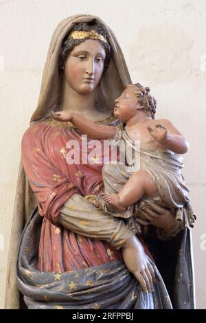 ANNECY, FRANCIA - 10 LUGLIO 2022: Il satue policromo barocco scolpito della Madonna nella chiesa di San Francesco De Sales. Foto Stock